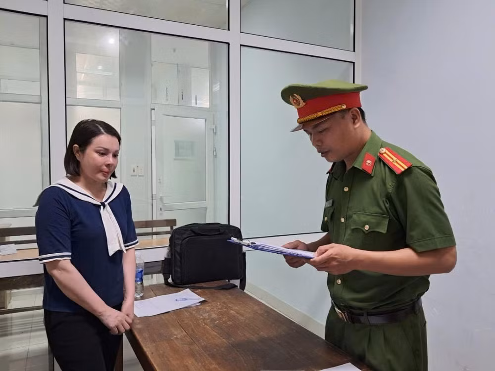 bat doi tuong loi dung quan he dong huong dong nghiep cua chong de lua dao hinh 1