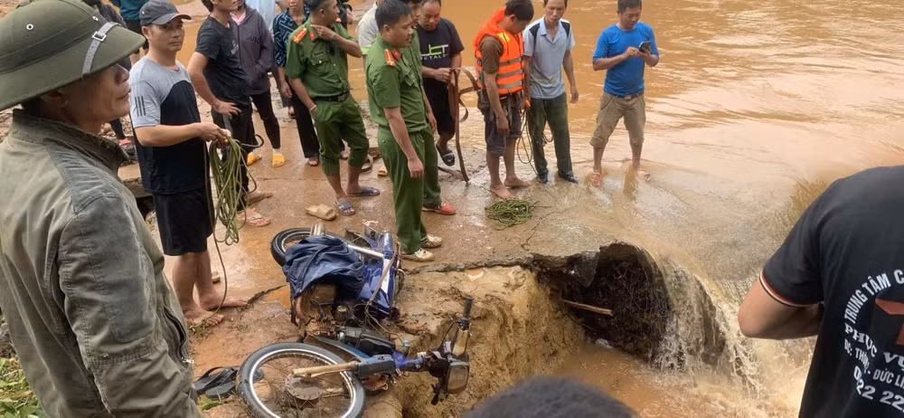 binh phuoc su dung flycam tim kiem nguoi dan ong bi nuoc lu cuon troi hinh 1