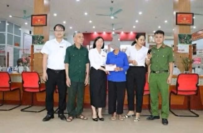 kip thoi ngan chan cu ba chuyen 300 trieu dong cho ke mao danh cong an hinh 1