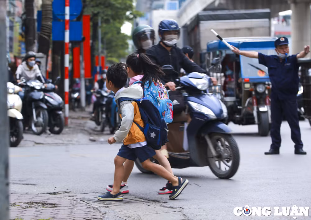 ha noi tro lanh nhiet do xuong duoi 20 do c nguoi dan ao am khan choang ra duong hinh 6