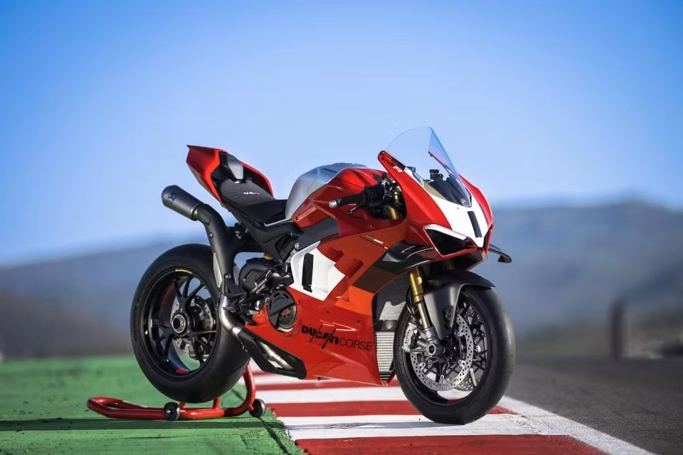 ducati panigale v4 r 2023 co cong suat hon 240 ma luc hinh 1