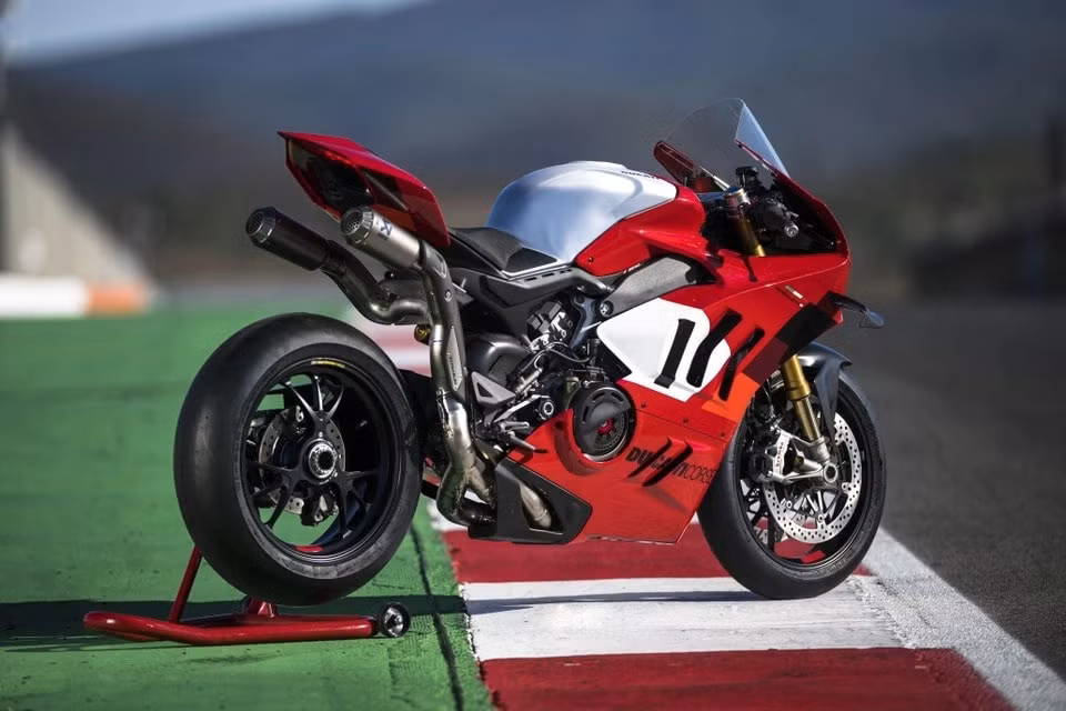 ducati panigale v4 r 2023 co cong suat hon 240 ma luc hinh 2