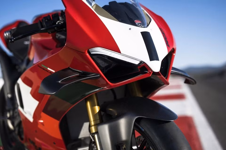 ducati panigale v4 r 2023 co cong suat hon 240 ma luc hinh 3