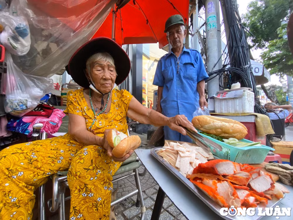 cu ba 80 tuoi va cau chuyen xuc dong ve banh mi 0 nha hinh 3