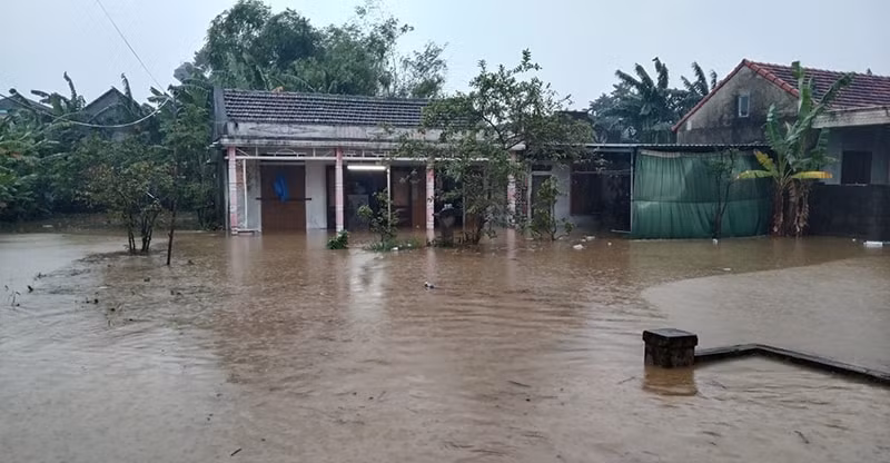 mua lon khien nhieu noi bi ngap lut sat lo o quang binh hinh 1