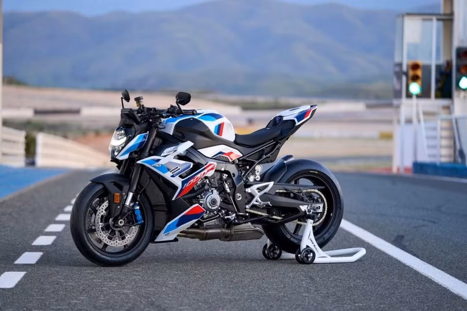 bmw m 1000 r ra mat so huu suc manh hon 200 ma luc hinh 1