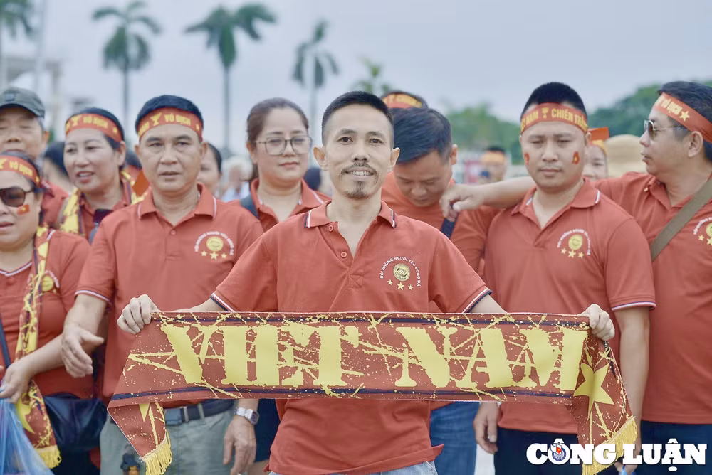 co dong vien tiep lua cho tran dau viet nam philippine tren san my dinh hinh 2