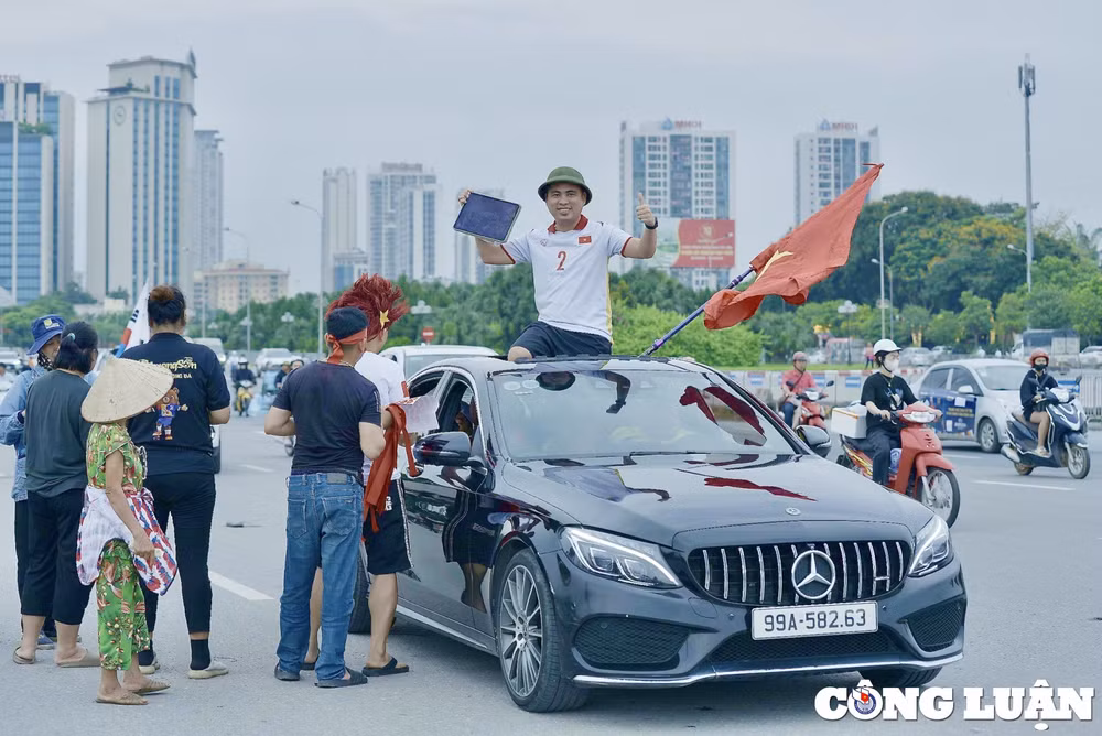 co dong vien tiep lua cho tran dau viet nam philippine tren san my dinh hinh 7