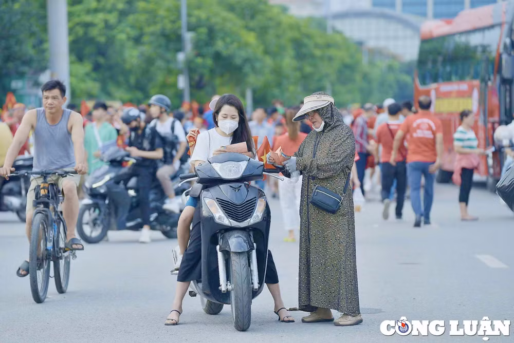 co dong vien tiep lua cho tran dau viet nam philippine tren san my dinh hinh 10
