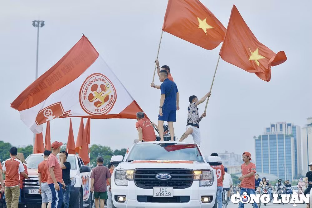 co dong vien tiep lua cho tran dau viet nam philippine tren san my dinh hinh 12