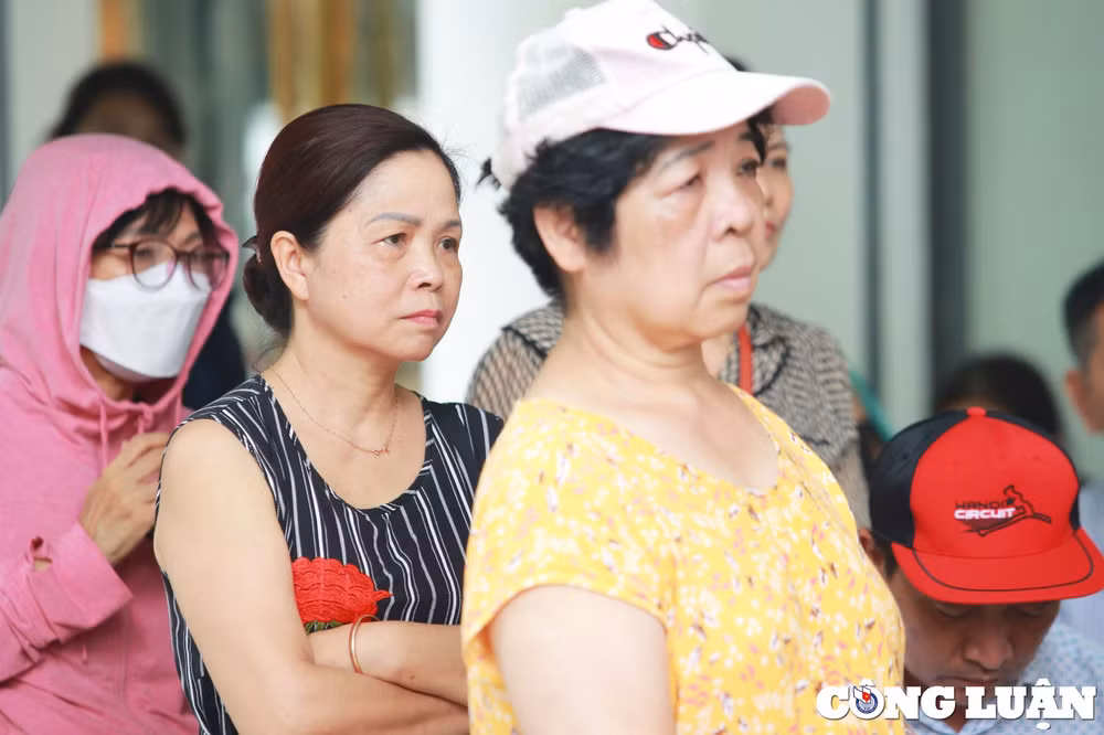 ngay thu 2 mo ban vang nguoi dan xep hang cho doi truoc 3 tieng de mua hinh 6