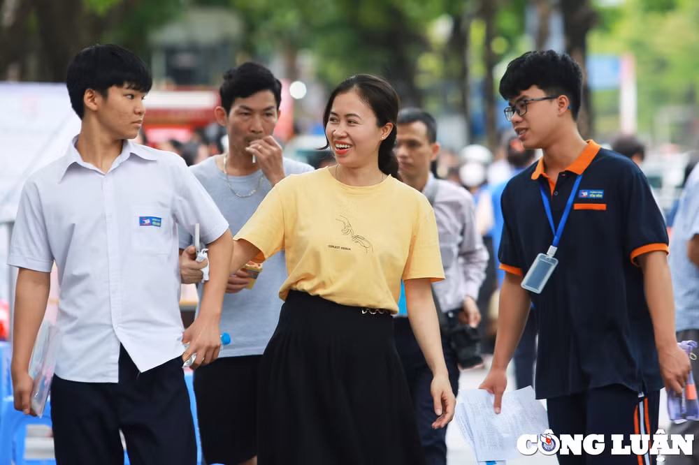 ket thuc mon thi ngu van nhieu cung bac cam xuc vo oa truoc cong truong hinh 15