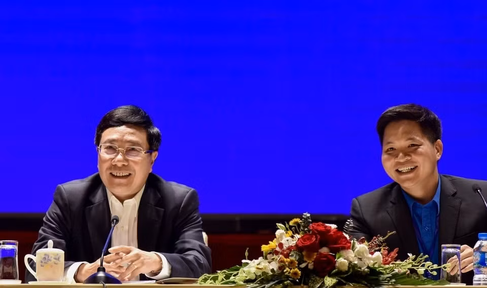 Phó Thủ tướng, Bộ trưởng Ngoại giao Phạm Bình Minh và &nbsp;Bí thư đoàn thanh niên Bộ Ngoại giao Nguyễn Khang Ninh. Ảnh: TG&VN