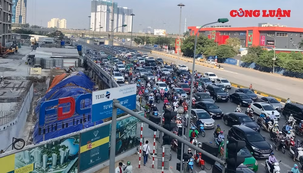 Ùn tắc giao thông đang trở thành rào cản đối với sự phát triển của Thủ đô Hà Nội