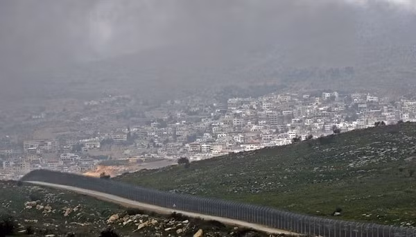 Hàng rào ngăn cách khu vực Cao nguyên Golan do Israel chiếm đóng, gần thị trấn Majdal Shams, với Syria. Ảnh: AFP