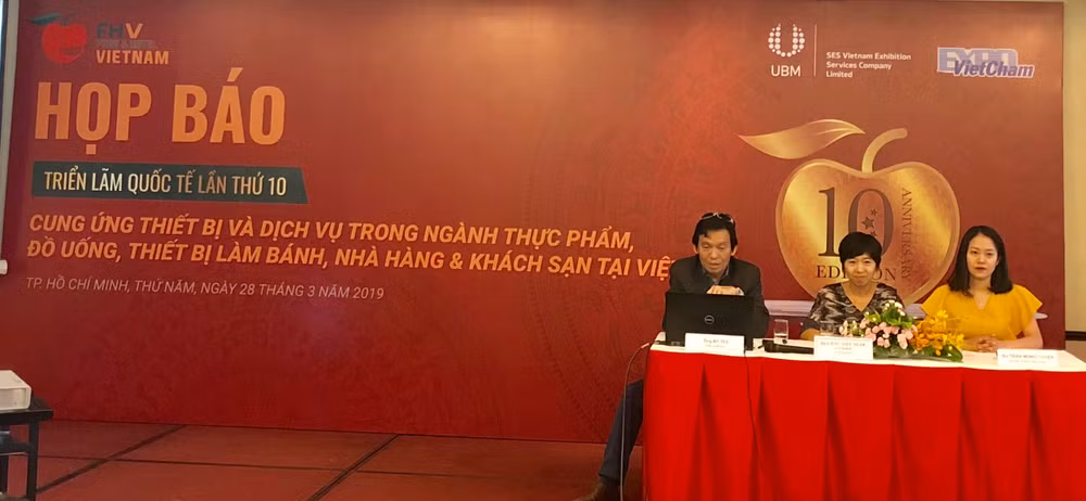 Ban Tổ chức họp báo về triển lãm.