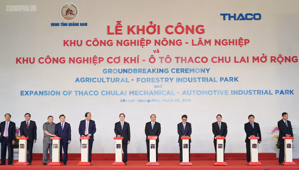 Thủ tướng cùng các đại biểu thực hiện nghi thức khởi công KCN Nông - Lâm nghiệp và KCN cơ khí ô tô Thaco Chu Lai mở rộng. Ảnh VGP