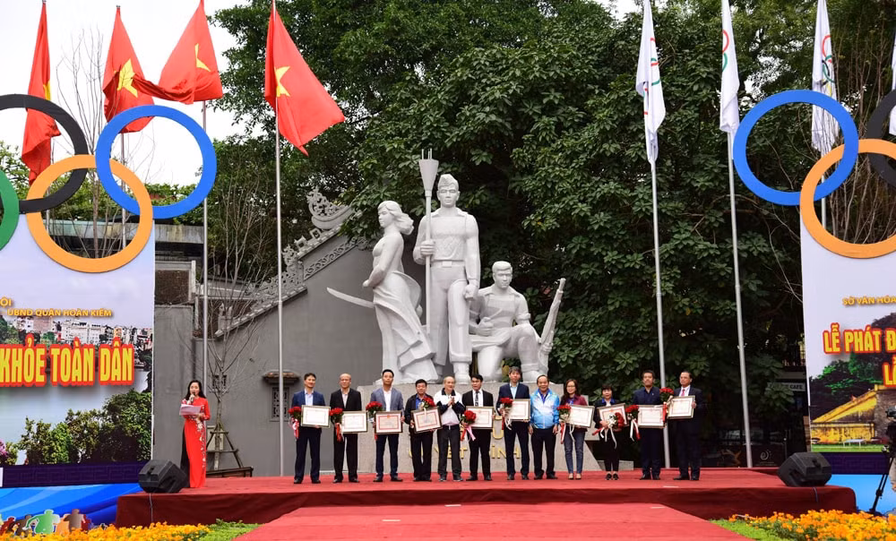 Thứ trưởng Bộ Văn hóa, Thể thao và Du lịch Lê Khánh Hải và Tổng Cục trưởng Tổng Cục thể thao Vương Bích Thắng trao Bằng khen cho các đơn vị, cá nhân đã có thành tích đóng góp vào thành công Đại hội Thể thao toàn quốc lần thứ 8 - Hà Nội 2018. Ảnh: Báo HNM