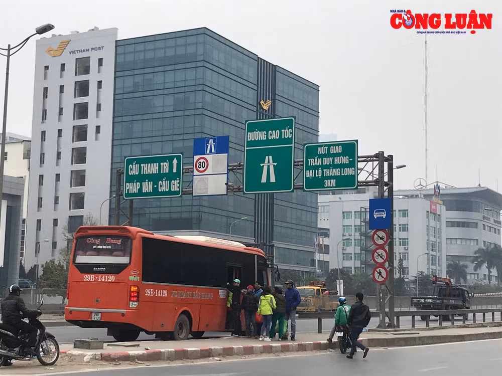 Tình trạng xe ô tô bắt khách dọc đường dịp sau Tết vẫn còn ngang nhiên diễn ra. Ảnh: N.H