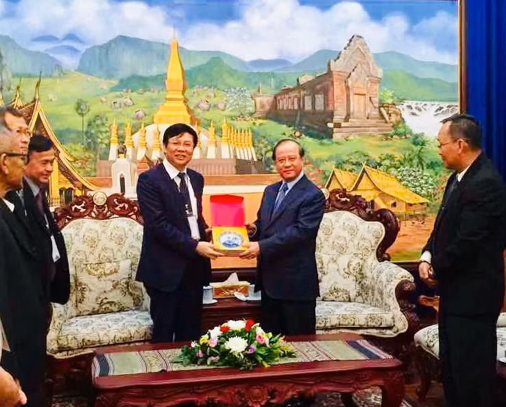 Nhà báo Hồ Quang Lợi, Phó Chủ tịch HNBVN tặng quà cho Bộ trưởng Bộ Thông tin, Văn hóa và Du lịch Lào