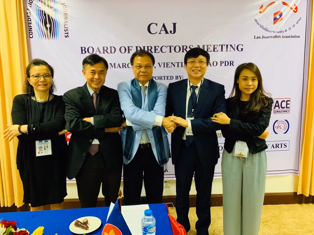 Chủ tịch CAJ, Chủ tịch HNB Lào và đoàn đại biểu HNBVN