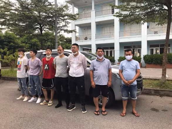 5 người Trung Quốc nhập cảnh trái phép cùng tài xế và phụ xe bị bắt giữ. Ảnh: Minh Hải.
