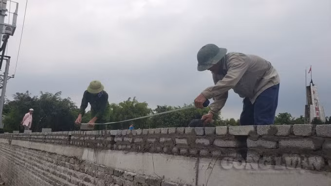 Các nhân sự thi công tại công trường không nằm trong danh sách nhân sự của Công ty Tiến Đồng. Các biện pháp bảo đảm an toàn lao động, vệ sinh môi trường cũng không được thực hiện.