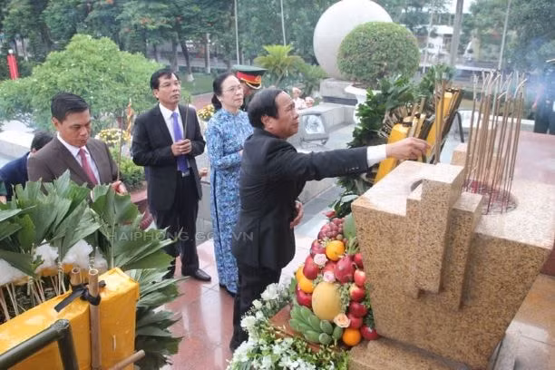 Lãnh đạo thành phố dâng hương tại Đài liệt sỹ thành phố
