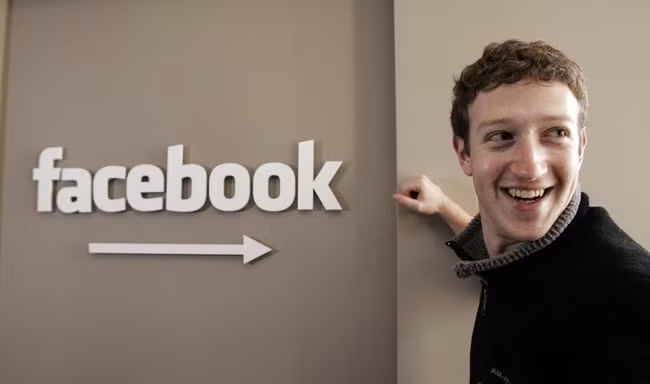 Zuckerberg là một người không câu nệ thời trang thậm chí là bỏ qua những phụ kiện rườm rà như đồng hồ. Ảnh: internet.