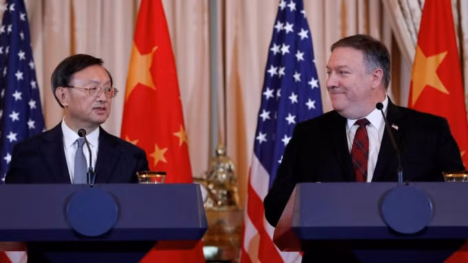 Ngoại trưởng Mike Pompeo và nhà ngoại giao kỳ cựu Vương Khiết Trì tại một cách gặp mới đây - Ảnh: Reuters
