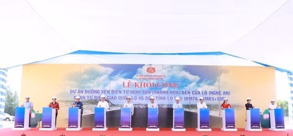 Các đại biểu thực hiện nghi thức khởi công