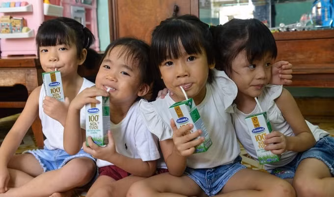 Các em sẽ được uống sữa miễn phí liên tiếp trong 3 tháng nhằm tăng cường chế độ dinh dưỡng, hỗ trợ nâng cao sức khỏe và sức đề kháng. Tại khu vực miền Nam, năm 2020, ngoài TP.HCM, Quỹ sữa Vươn cao Việt Nam còn hỗ trợ sữa cho trẻ em các tỉnh, thành khác như: Bến Tre, Trà Vinh, Tây Ninh, Bạc Liêu…