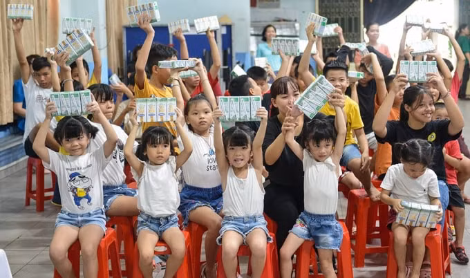 Ông Nguyễn Hữu Tài - Giám đốc Làng Thiếu niên Thủ Đức chia sẻ: “Trẻ ở Làng này được thực hiện đầy đủ chế độ, chính sách, khẩu phần ăn đa dạng, phong phú. Chúng tôi rất vui mừng khi năm nay, trẻ đã được Quỹ sữa Vươn cao Việt Nam và Vinamilk hỗ trợ uống sữa, giúp trẻ phát triển hơn về thể chất, nhất là chiều cao, cân nặng. Chúng tôi rất mong Vinamilk và chương trình Quỹ sữa sẽ tiếp tục tạo điều kiện cho trẻ của Làng được tiếp cận với những sản phẩm bổ dưỡng này”.