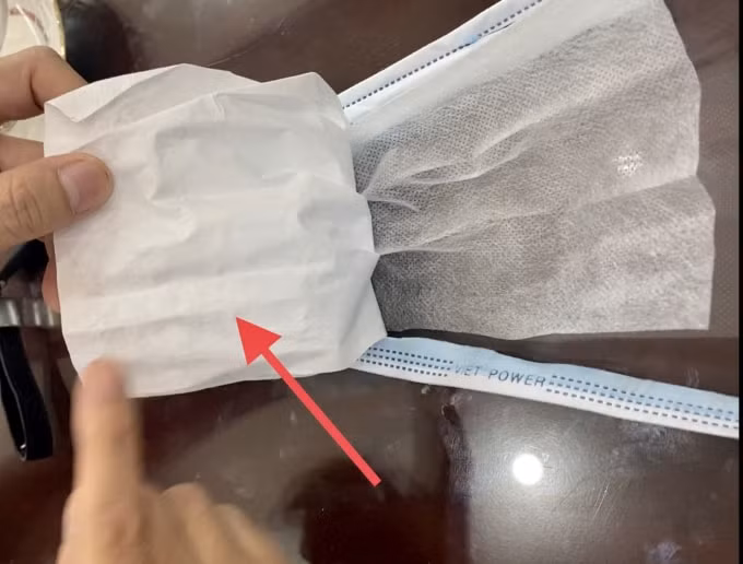 Nên lựa chọn khẩu trang từ 4 lớp và có lớp giấy kháng khuẩn. Lớp giấy kháng khuẩn là lớp giấy không thấm nước, ngăn chặn giọt bắn từ người đối diện.