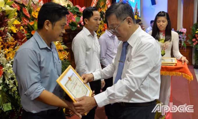 Chủ tịch Hội Nhà báo Việt Nam tỉnh Tiền Giang Nguyễn Văn Phước Cường trao Giấy khen của Hội Nhà báo Việt Nam tỉnh Tiền Giang cho các nhà báo đạt giải Khuyến khích Giải Báo chí Tiền Giang - Nguyễn Văn Nguyễn.
