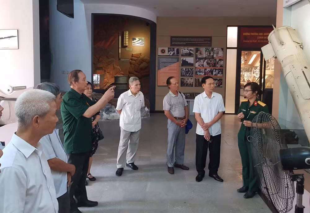 Ban Chấp hành Hội Cựu chiến binh cơ quan Trung ương Hội Nhà báo Việt Nam nghe thông tin về các hiện vật tại Bảo tàng Đường Hồ Chí Minh.
