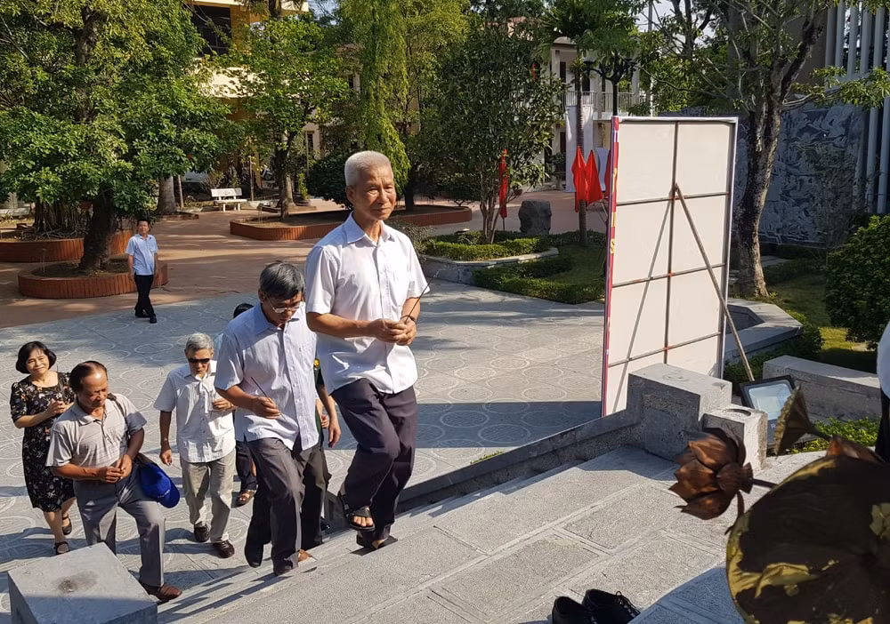 Ban Chấp hành Hội Cựu chiến binh cơ quan Trung ương Hội Nhà báo Việt Nam dâng hương tưởng nhớ các anh hùng liệt sỹ.