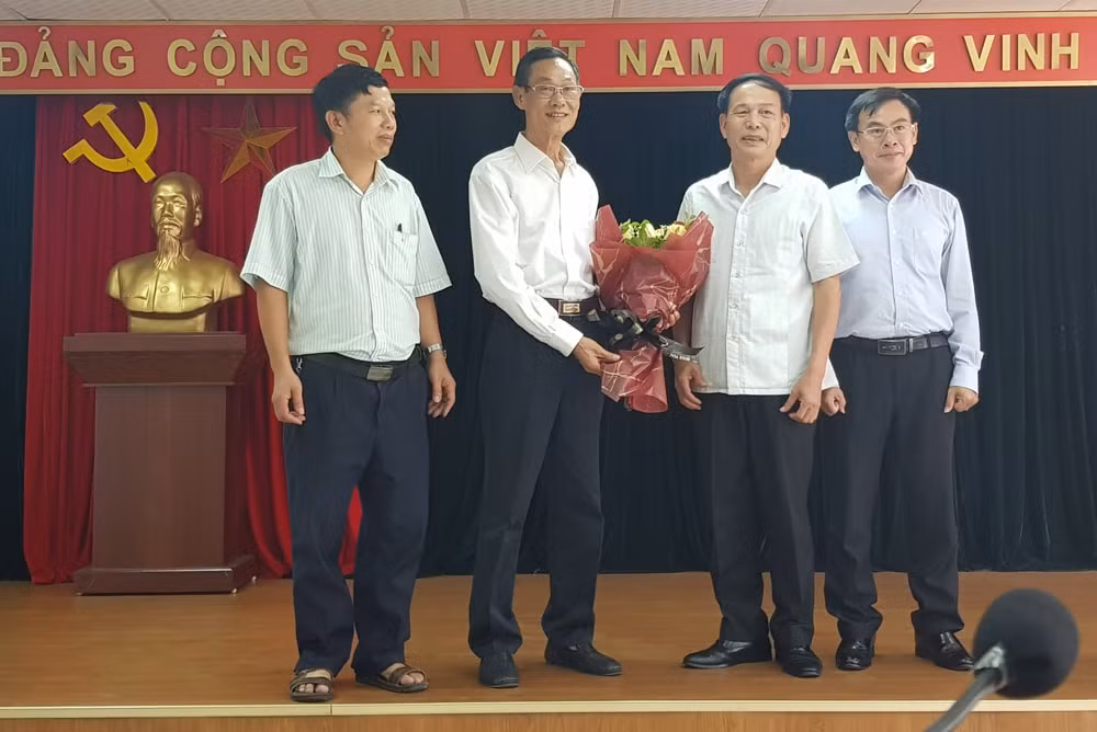 Đồng chí Nguyễn Hòa Văn, Giám đốc Cổng Thông tin Điện tử, Chủ tịch Hội Cựu chiến binh cơ quan TƯ Hội Nhà báo Việt Nam tặng hoa chúc mừng nhà báo Nguyễn Ngọc Niên - Nguyên Tổng biên tập báo Nhà báo & Công luận.
