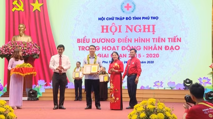 Ban tổ chức đã tôn vinh khen thưởng các tập thể, cá nhân xuất sắc.