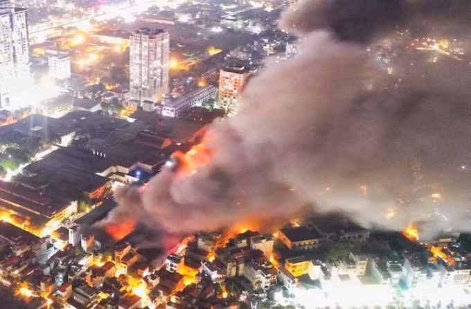 Vụ cháy khu vực sản xuất bóng đèn, phích nước Rạng Đông ở quận Thanh Xuân, Hà Nội vào 18h ngày 28/8/2019. Ảnh: TL.