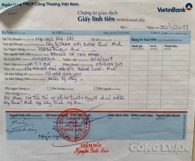 Ông Quốc Anh đã viết “khống” nhiều giấy lĩnh tiền để trả nợ cho bà Hằng, nhưng khi bà Hằng đến ngân hàng rút thì không có tiền (Ảnh: Cái Văn Long).