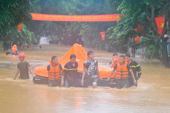 Mưa lớn ở TP Hà Giang. (Ảnh: KIM TIẾN Tuoitre)