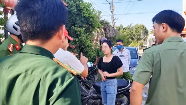 Lực lượng chức năng làm việc với một phụ nữ trong nhóm người Trung Quốc bỏ chạy khỏi khu lưu trú tại tỉnh Quảng Nam chiều 18/7. Ảnh: TTO