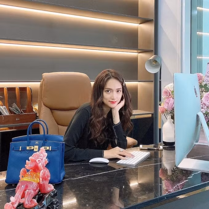 Trong một lần khác, người đẹp khéo khoe mẫu túi màu xanh coban 
