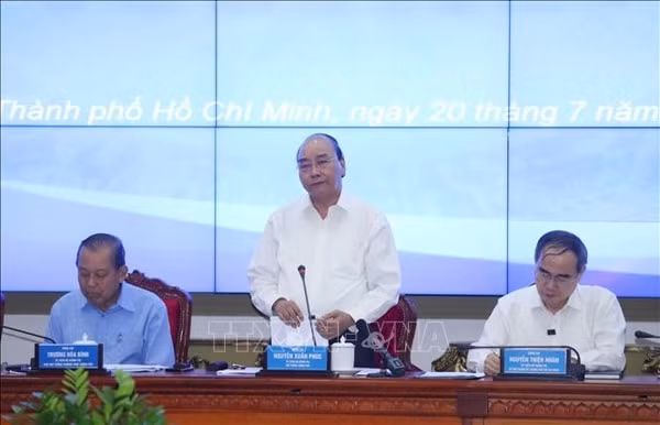Thủ tướng Nguyễn Xuân Phúc chủ trì buổi làm việc với TP Hồ Chí Minh về thúc đẩy giải ngân vốn đầu tư công. Ảnh: TTXVN