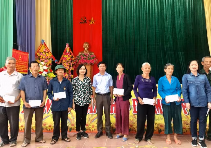 Trưởng Ban công tác hội Nhà báo Việt Nam Hà Thị Hồng Dương và Tổng Biên tập Báo Quảng Trị Trương Đức Minh Tứ tặng quà cho các gia đình chính sách.