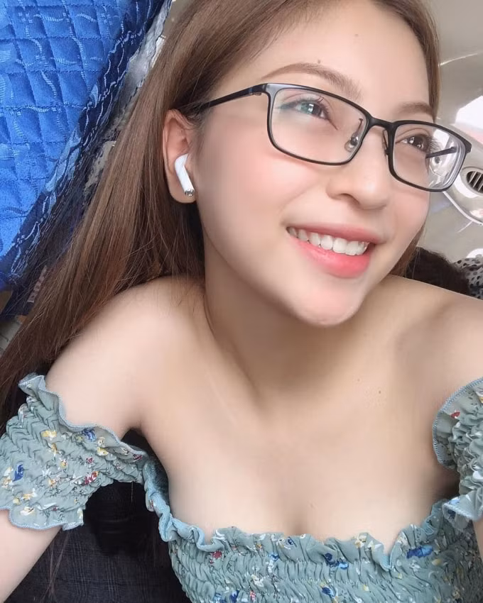 Cô nhận được nhiều lời khen về làn da đẹp và nụ cười tươi.