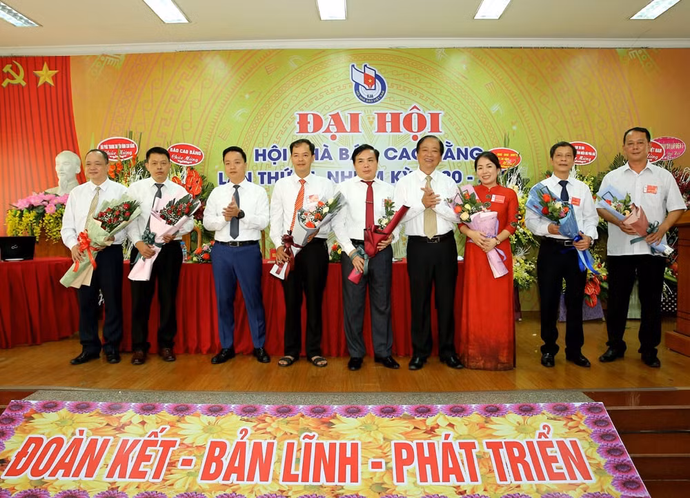 Lãnh đạo Hội Nhà báo Việt Nam và lãnh đạo tỉnh Cao Bằng tặng hoa chúc mừng Ban chấp hành nhiệm kỳ mới. (Ảnh Sơn Hải)