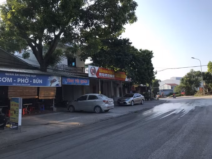 Nhà của ông Nguyễn Xuân Tâm, Chủ tịch UBND xã Hiệp Thuận vi phạm hành lang ATGT.