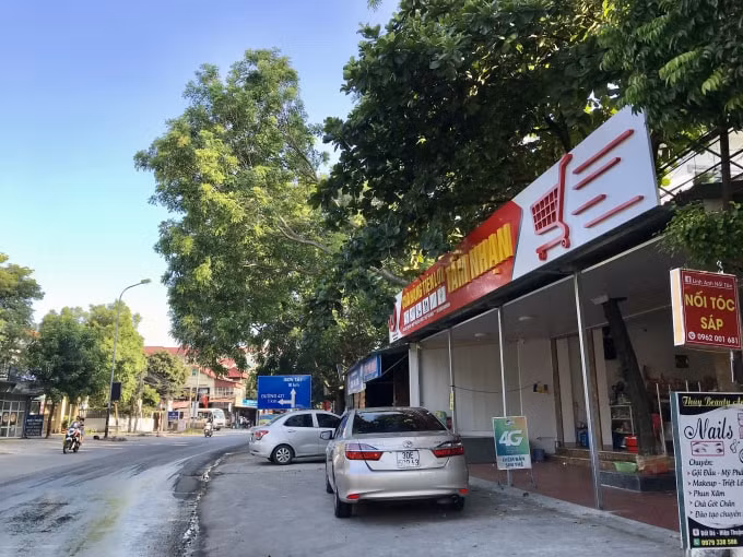 Mặc dù hàng loạt công trình lấn chiếm hành lang ATGT song chính quyền vẫn 